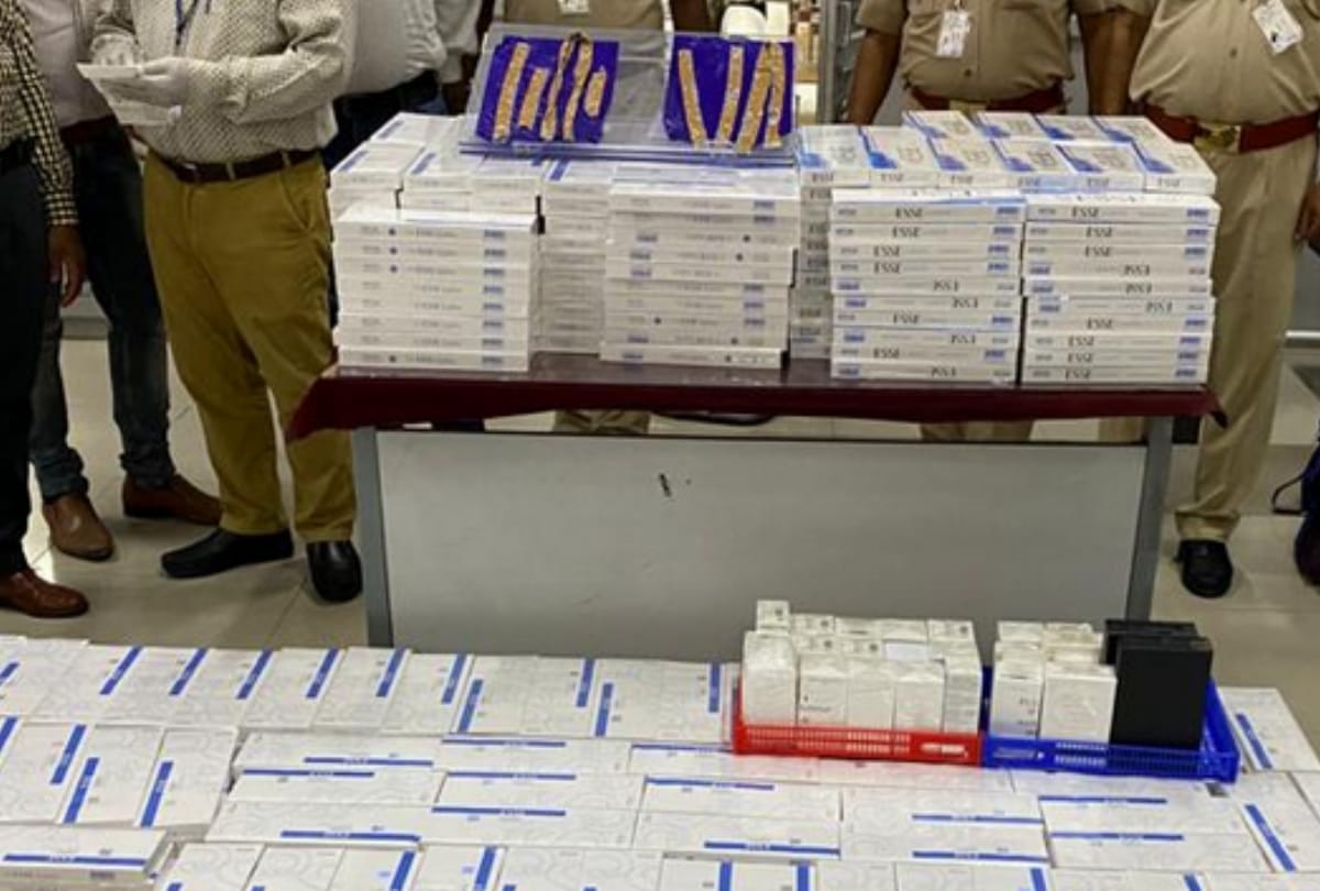 71.04 lakh foreign cigarettes, gold and perfume caught from Dubai flight at airport