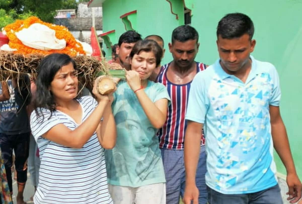 Daughters gave shoulder to father dead body during Funeral in deoria