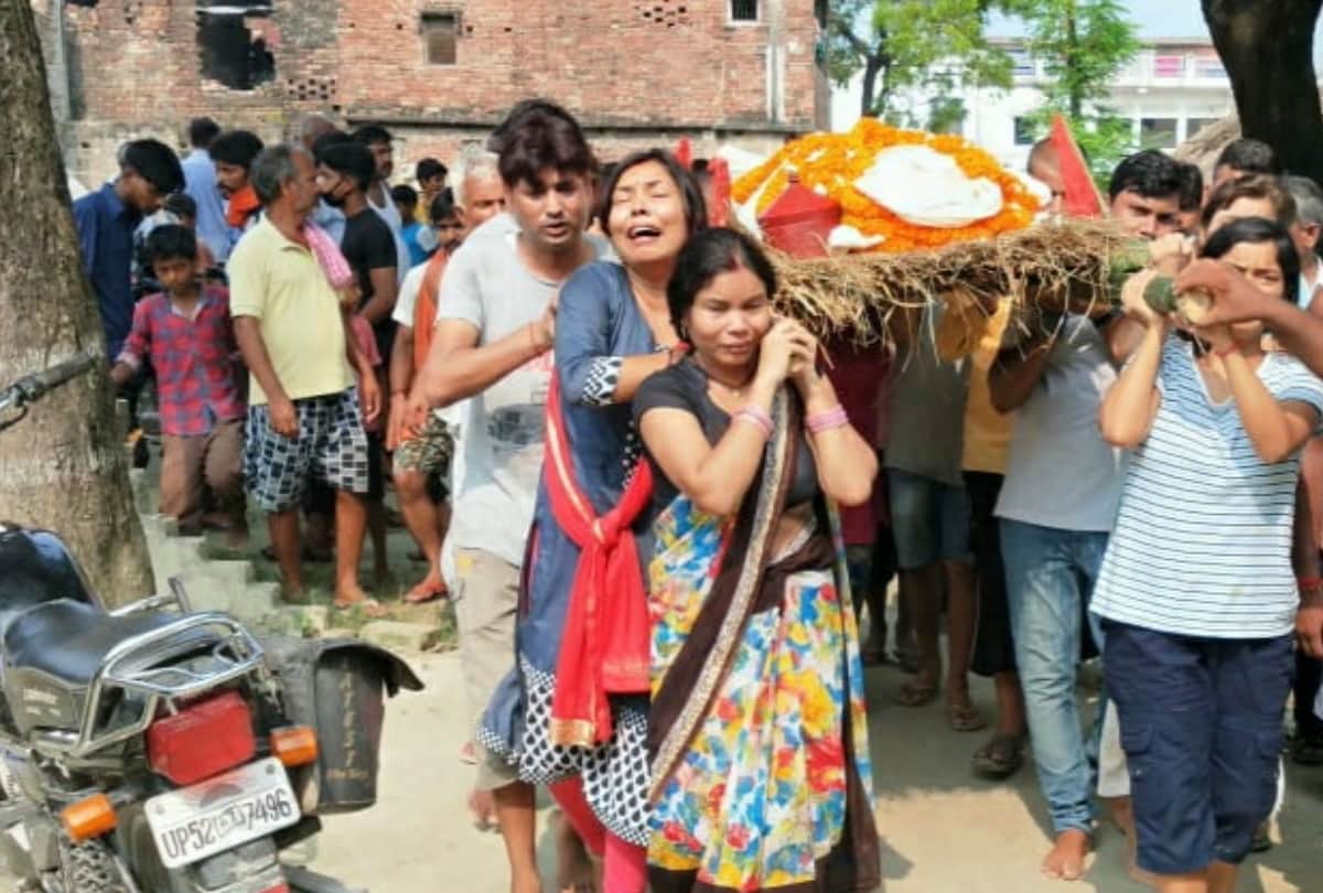 Daughters gave shoulder to father dead body during Funeral in deoria
