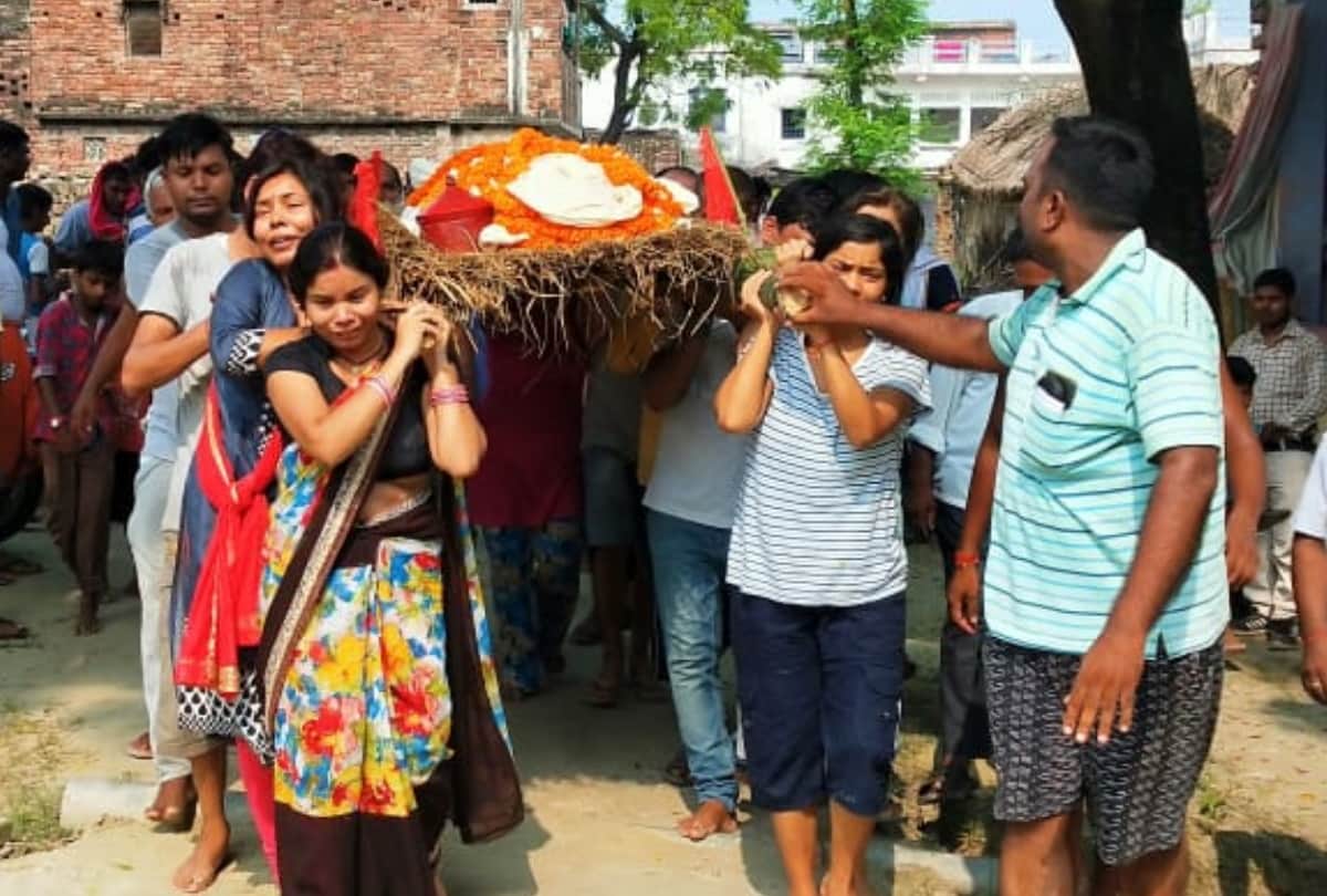 Daughters gave shoulder to father dead body during Funeral in deoria