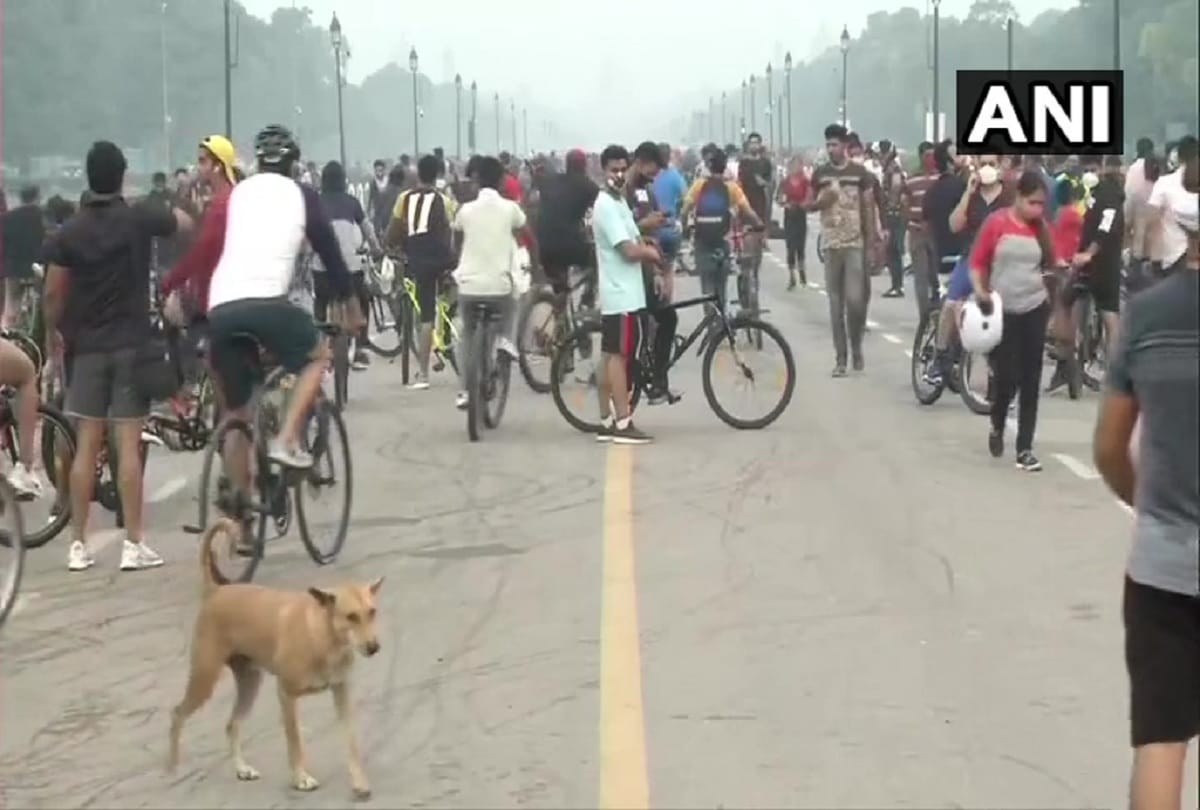 Sunday morning in Delhi Joggers and walkers reaches India gate with all protections