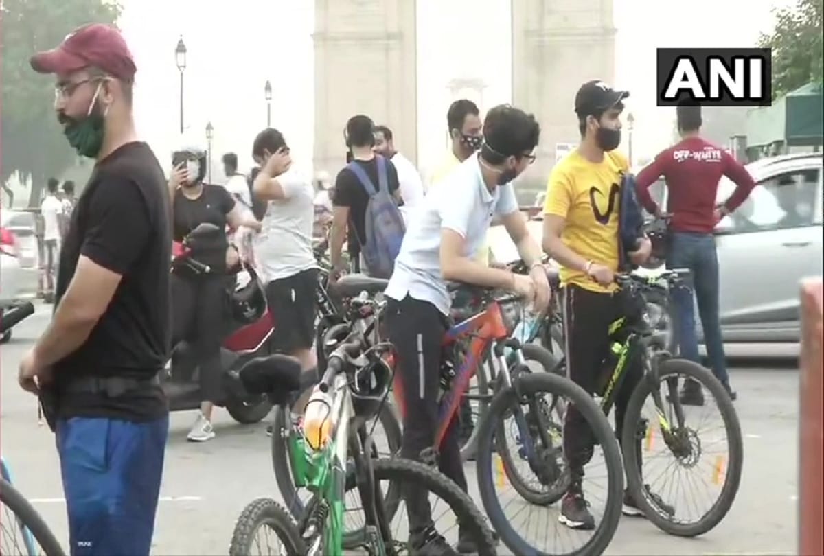 Sunday morning in Delhi Joggers and walkers reaches India gate with all protections