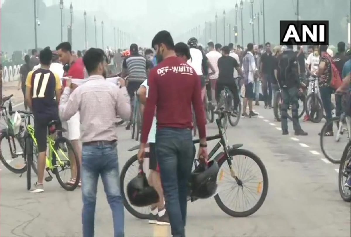 Sunday morning in Delhi Joggers and walkers reaches India gate with all protections