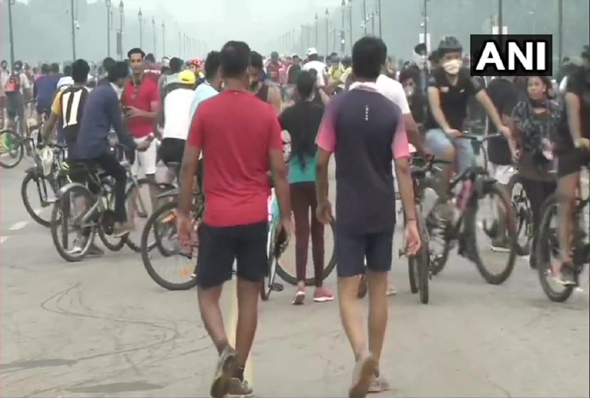 Sunday morning in Delhi Joggers and walkers reaches India gate with all protections