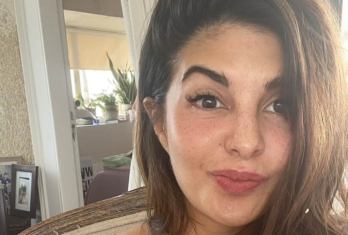 jacqueline fernandez shares her selfie with freckles fans gave reaction