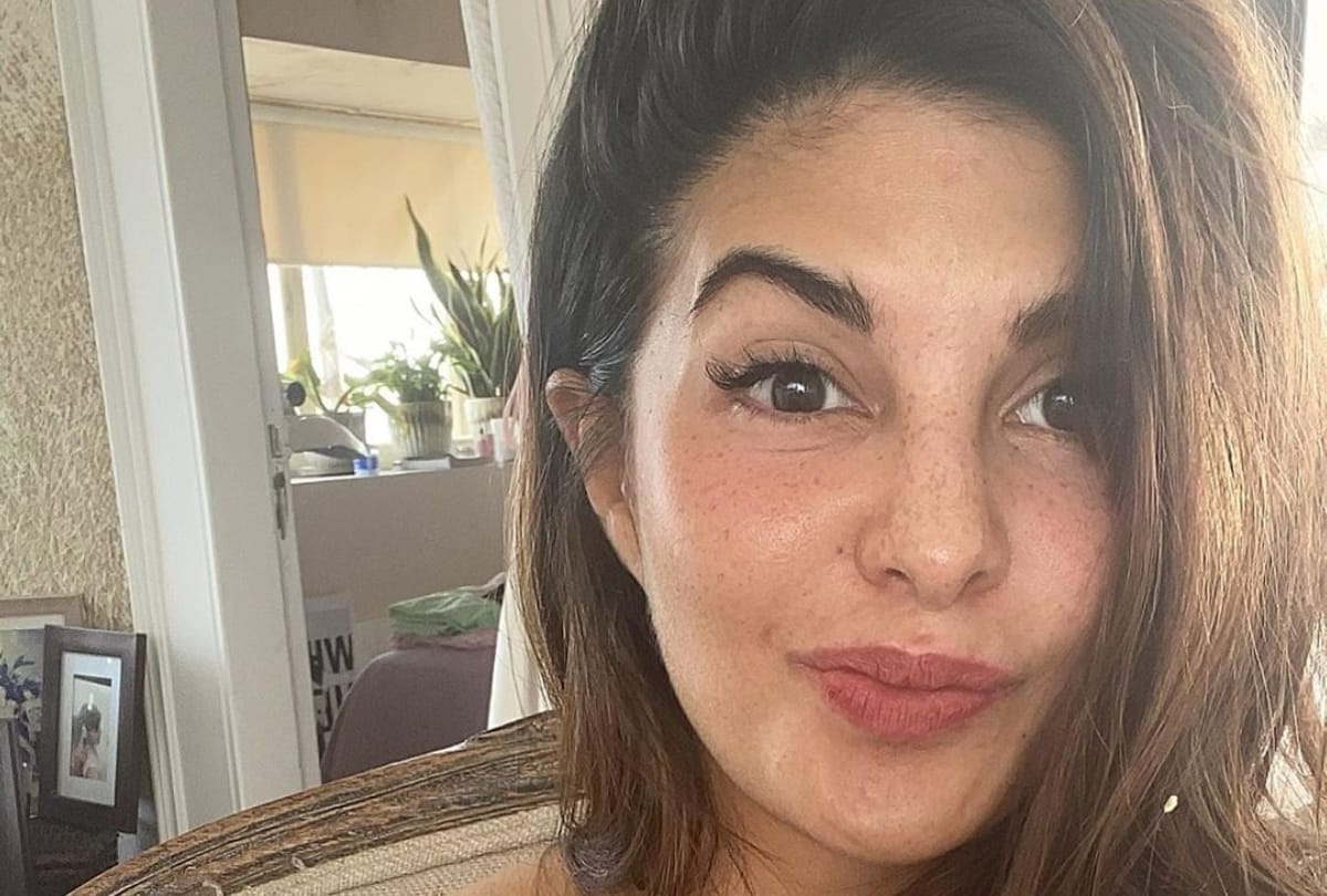 jacqueline fernandez shares her selfie with freckles fans gave reaction