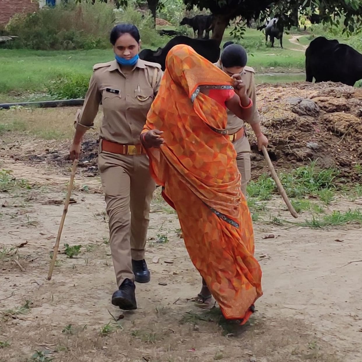 gramino ne kiya pathraoo, chauki incharge sahit 6ghayal