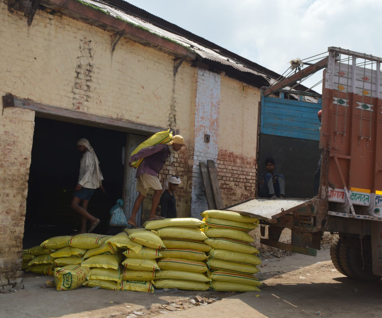 Hathras: 3,712 MT DAP fertilizer eye rack in the district