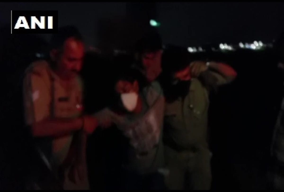 Two members of a loot gang injured in police encounter while one runs away in Noida