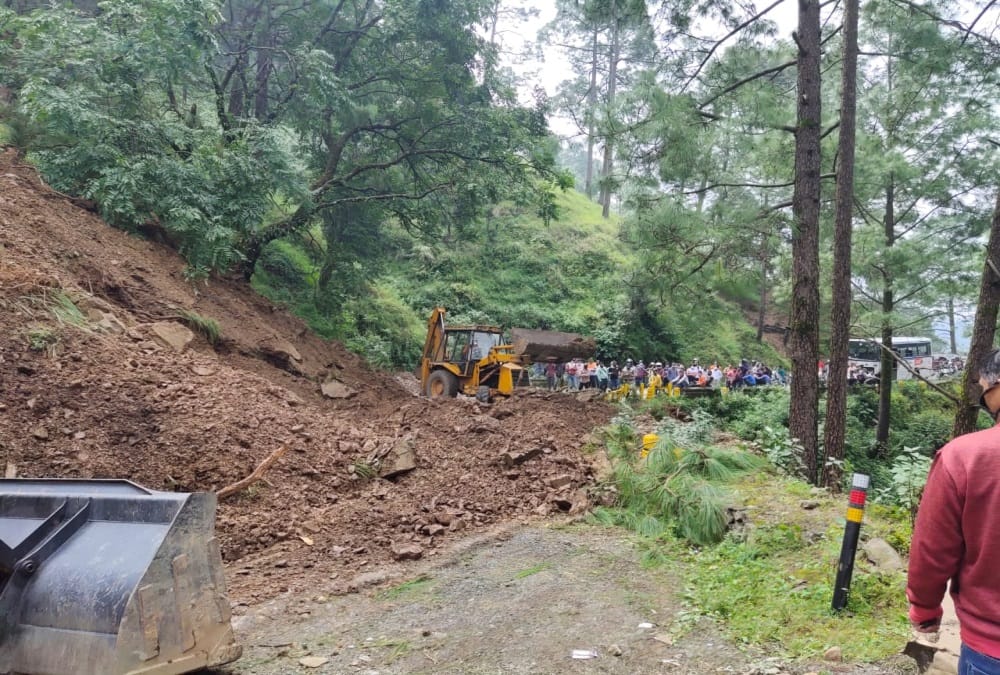 Uttarakhand weather update today: Mountain Collapse and landslide in nainital Haldwani Highway, Vehicle Stuck  Photos