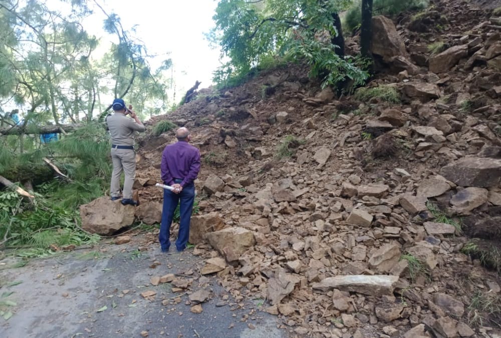 Uttarakhand weather update today: Mountain Collapse and landslide in nainital Haldwani Highway, Vehicle Stuck  Photos