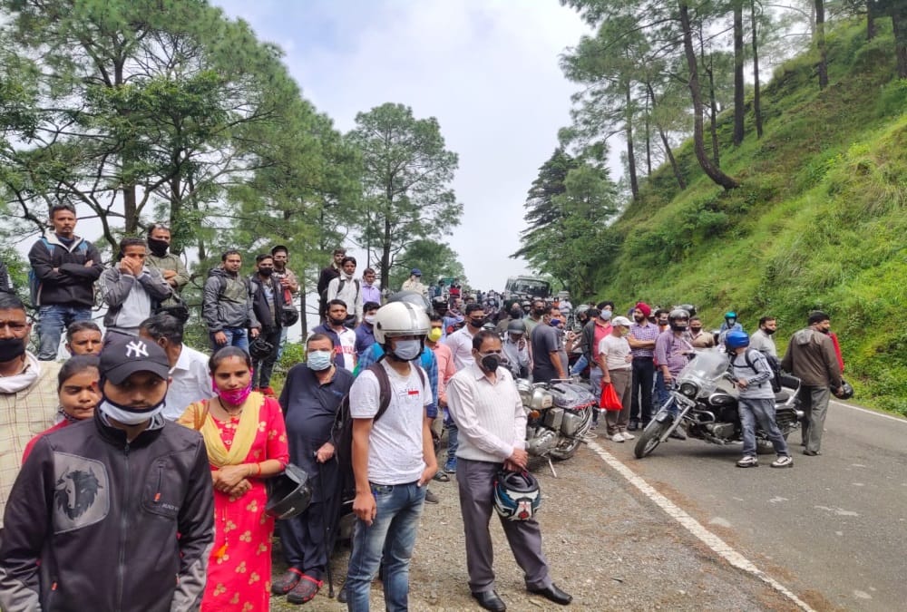 Uttarakhand weather update today: Mountain Collapse and landslide in nainital Haldwani Highway, Vehicle Stuck  Photos