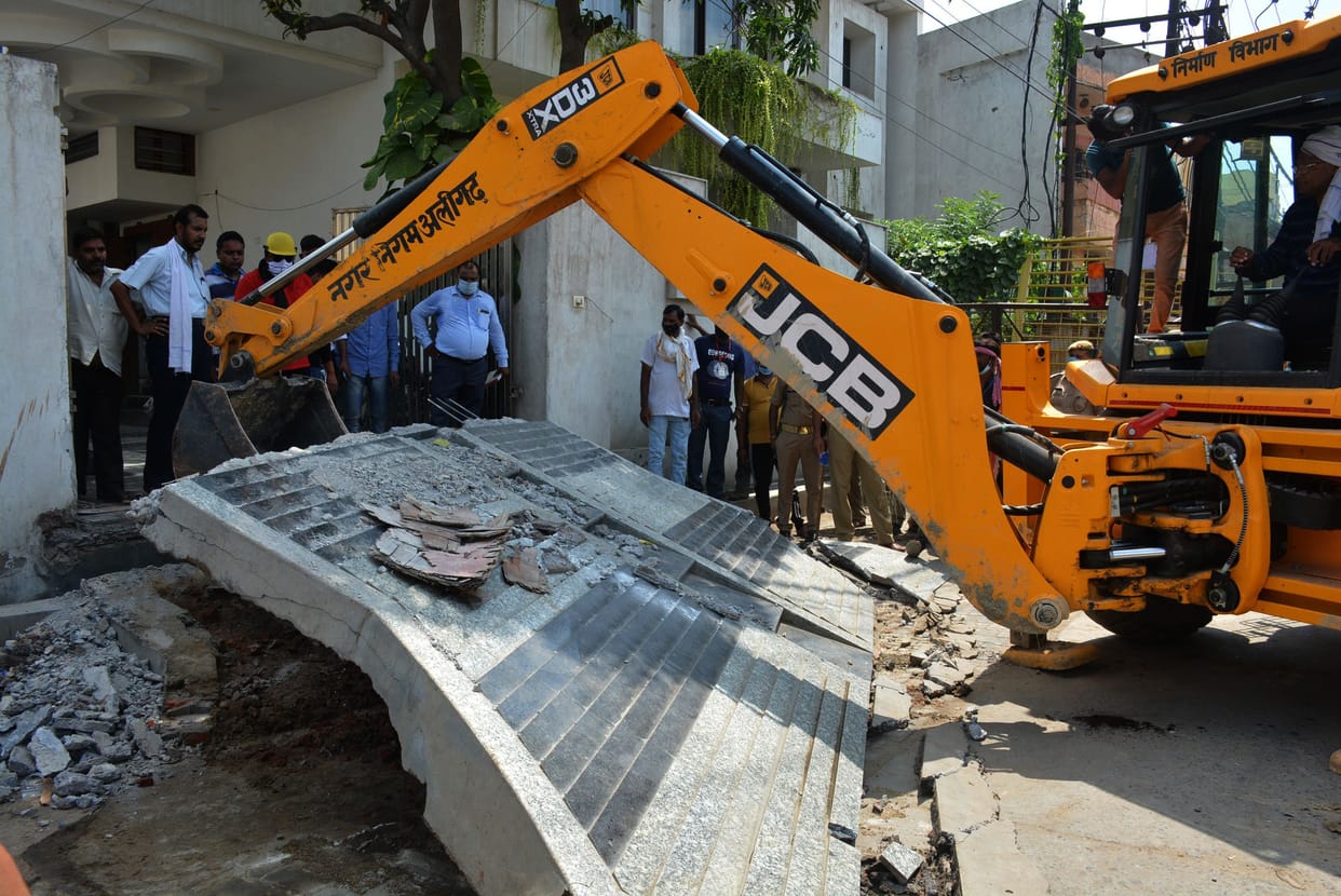 Aligarh: 150 encroachments demolished from JCB on Gular Road.