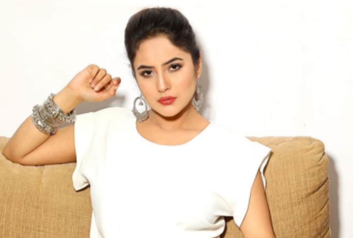 Bigg Boss Contestant Shehnaz Gill Flying Kiss Video Viral After She Accepted Siddharth Shukla Challenge