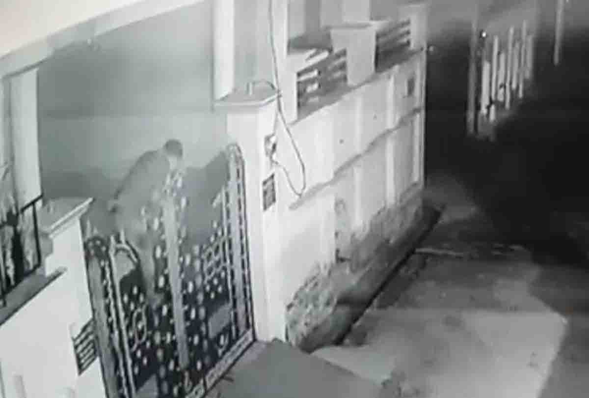 thief entered CMO residence tried to steal government car agra
