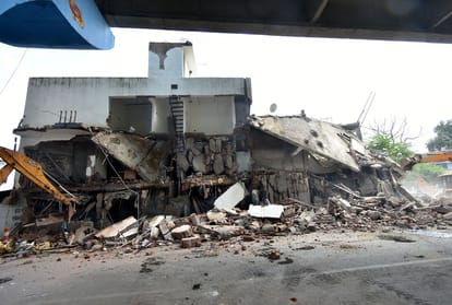 Mafia Ateeq Ahmed News Bulldozer running on illegal buildings of Ateeq Ahmed Prayagraj Crime News Allahabad