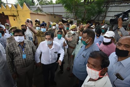 Mafia Ateeq Ahmed News Bulldozer running on illegal buildings of Ateeq Ahmed Prayagraj Crime News Allahabad