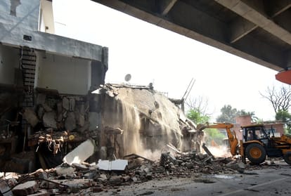 Mafia Ateeq Ahmed News Bulldozer running on illegal buildings of Ateeq Ahmed Prayagraj Crime News Allahabad