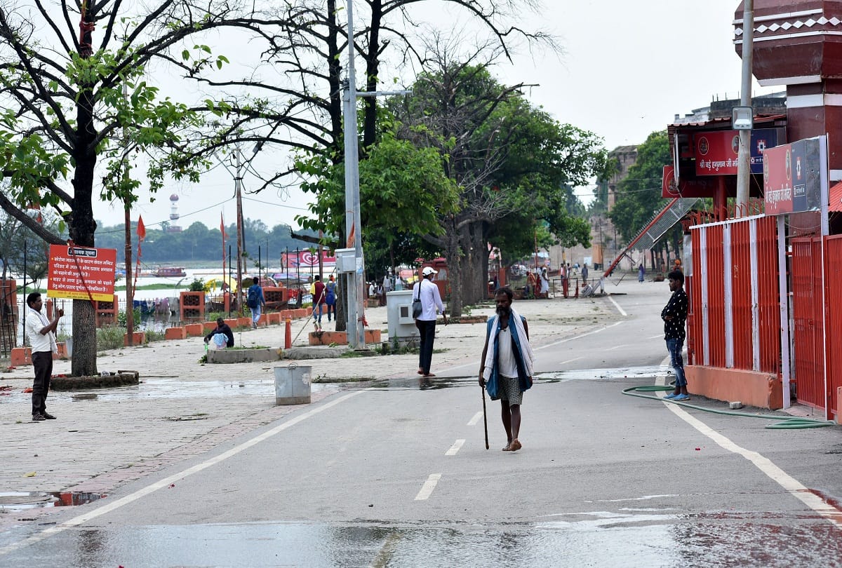 prayagraj news: Ganga-Yamuna water level drops by 4 cm per hour allahabad