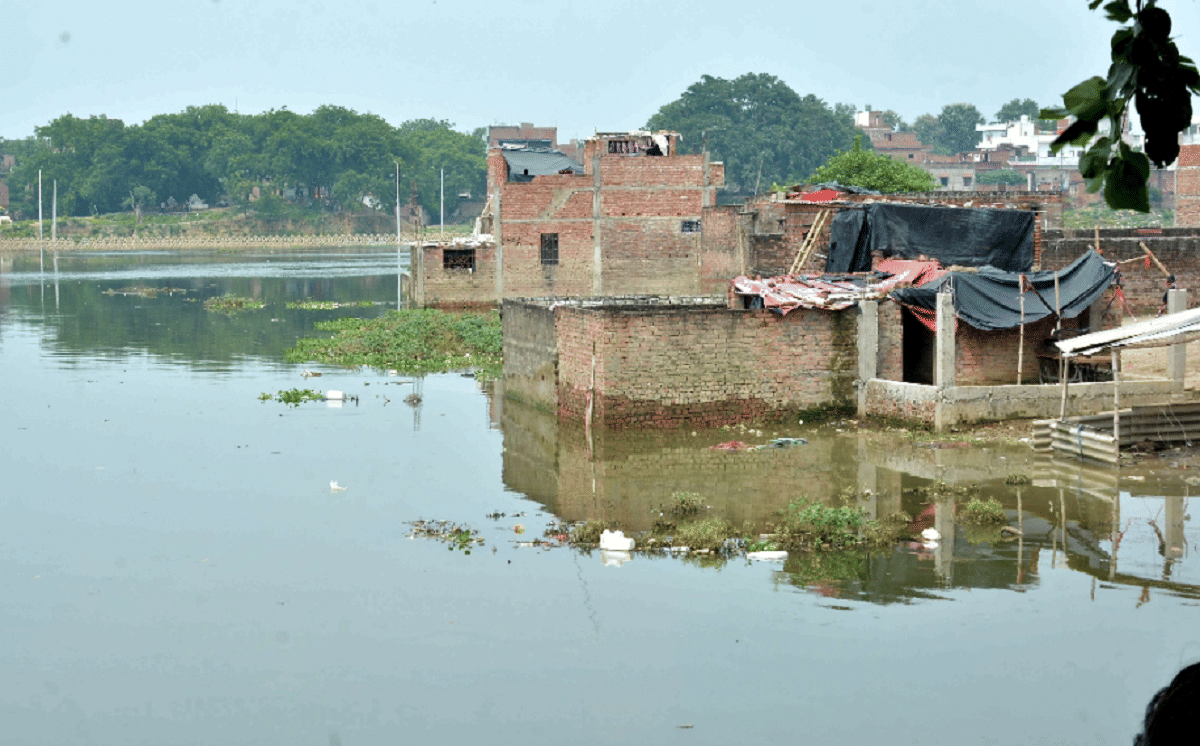 People evacuate leaving house for fear of flood migration after corona adds to trouble in varanasi ganga water level increasing