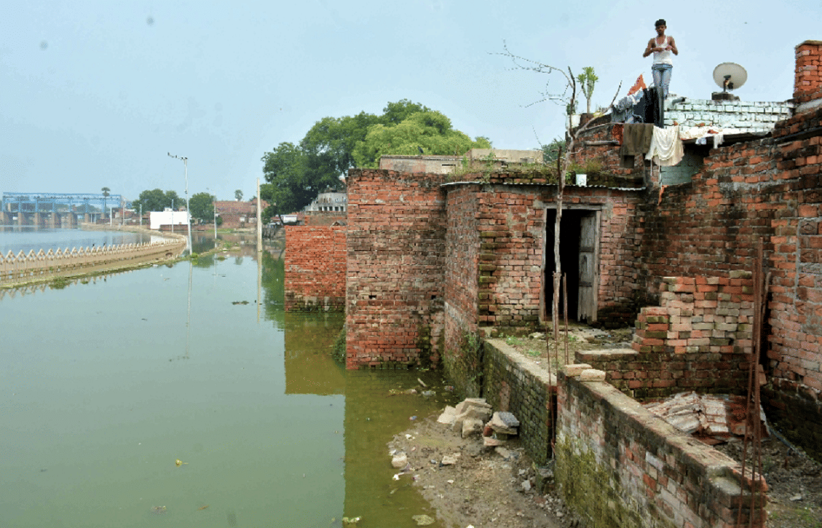 People evacuate leaving house for fear of flood migration after corona adds to trouble in varanasi ganga water level increasing
