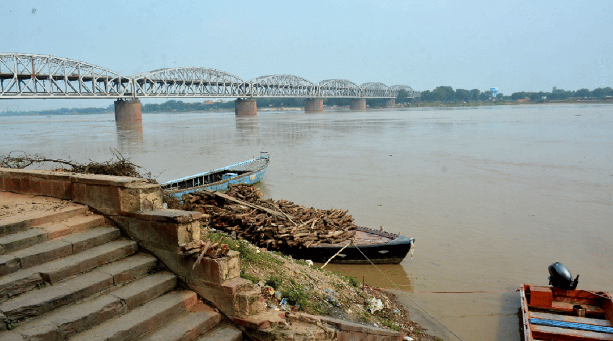People evacuate leaving house for fear of flood migration after corona adds to trouble in varanasi ganga water level increasing