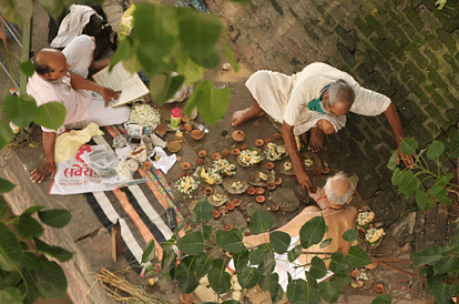 Jalanjali offered to fathers on the Chaturthi of Pitrupaksha in varanasi