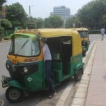 मेट्रो स्टेशन के बाहर खड़े ऑटो चालक