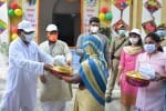 बहराइच के कलेक्ट्रेट परिसर में सोमवार को पोषण माह के शुभारंभ पर महिला की पोषण किट देते सांसद व वि?