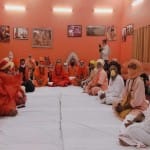 Prayagraj News : अखाड़ा परिषद की बैठक में उपस्थित साधु-संत।