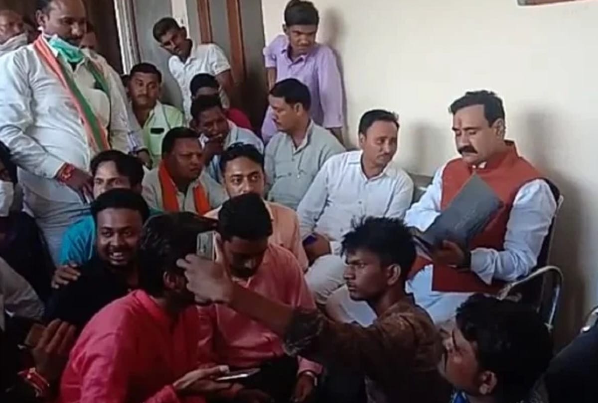 social distansing violated in front of mp minister