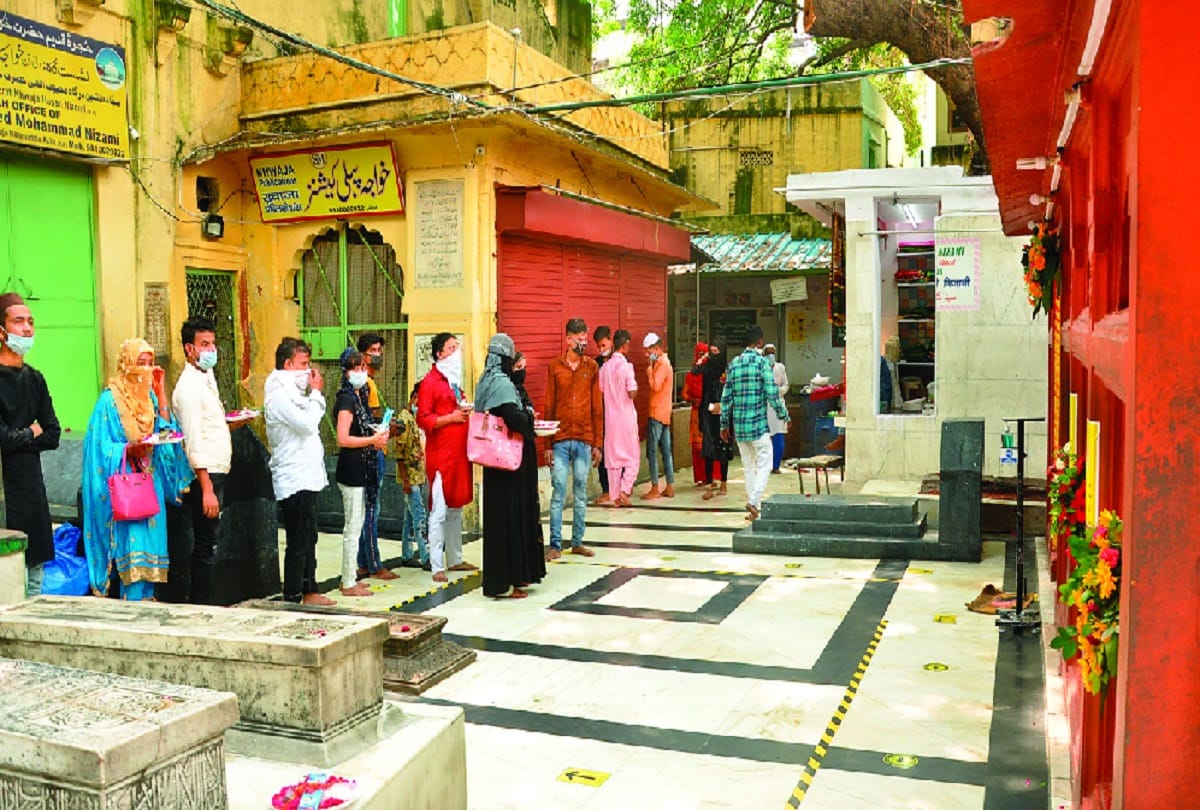 Permission to conduct a round of Nizamuddin Dargah with empty hands 