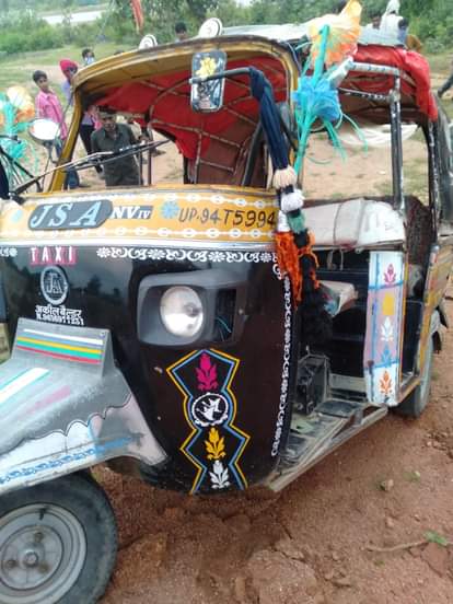 क्षतिग्रस्त टैक्सी