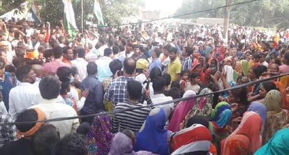People gathered to see the last sight of BSF jawan in Jaunpur mother and wife wept with coffin