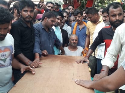People gathered to see the last sight of BSF jawan in Jaunpur mother and wife wept with coffin