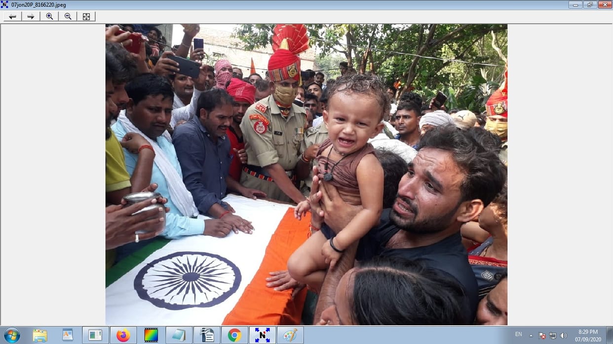People gathered to see the last sight of BSF jawan in Jaunpur mother and wife wept with coffin