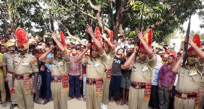 People gathered to see the last sight of BSF jawan in Jaunpur mother and wife wept with coffin