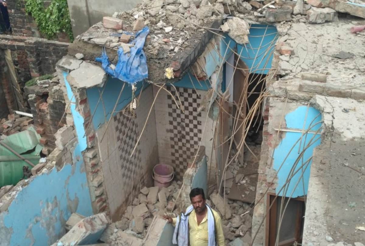 one died and two injured after explosion in a house in balrampur, see pictures