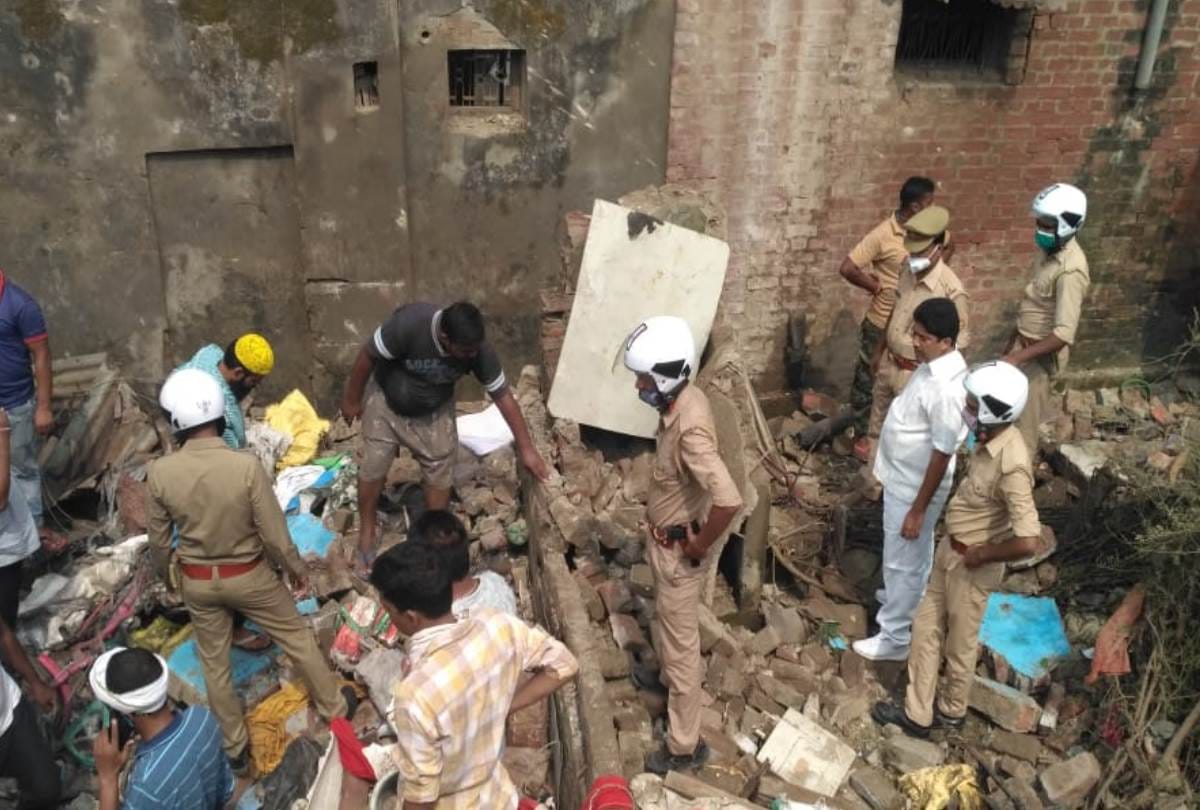 one died and two injured after explosion in a house in balrampur, see pictures
