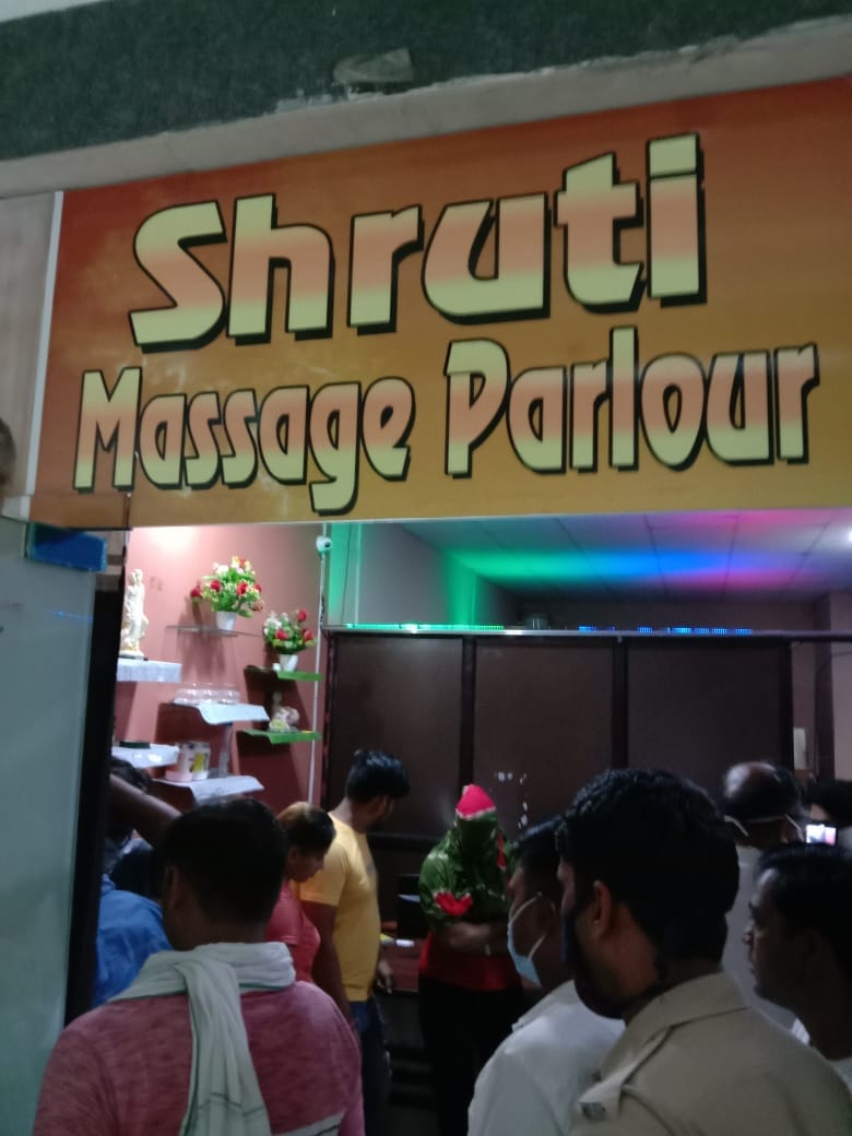 Body trade busted under the guise of spa center, 10 youths and women arrested