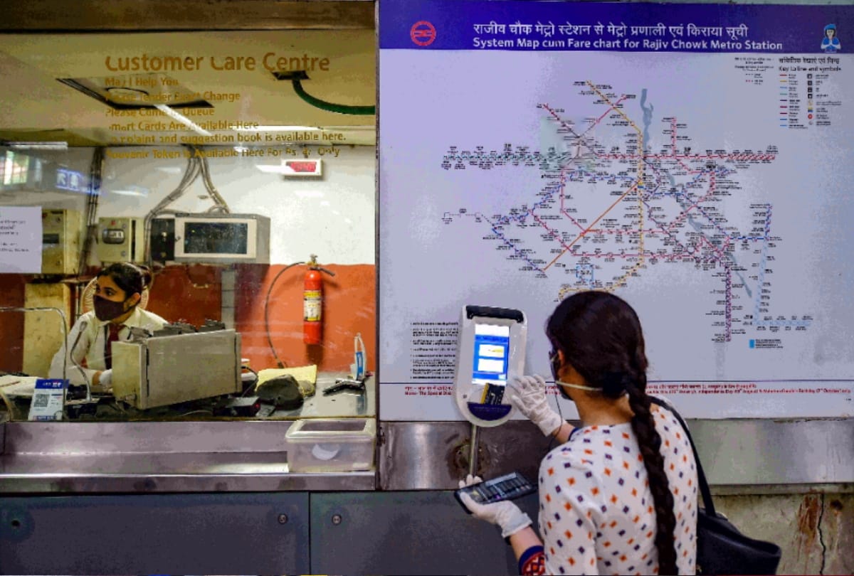 delhi metro resume service after 5 months 7500 passengers board in first 4 hours services delay by at least 20 minutes