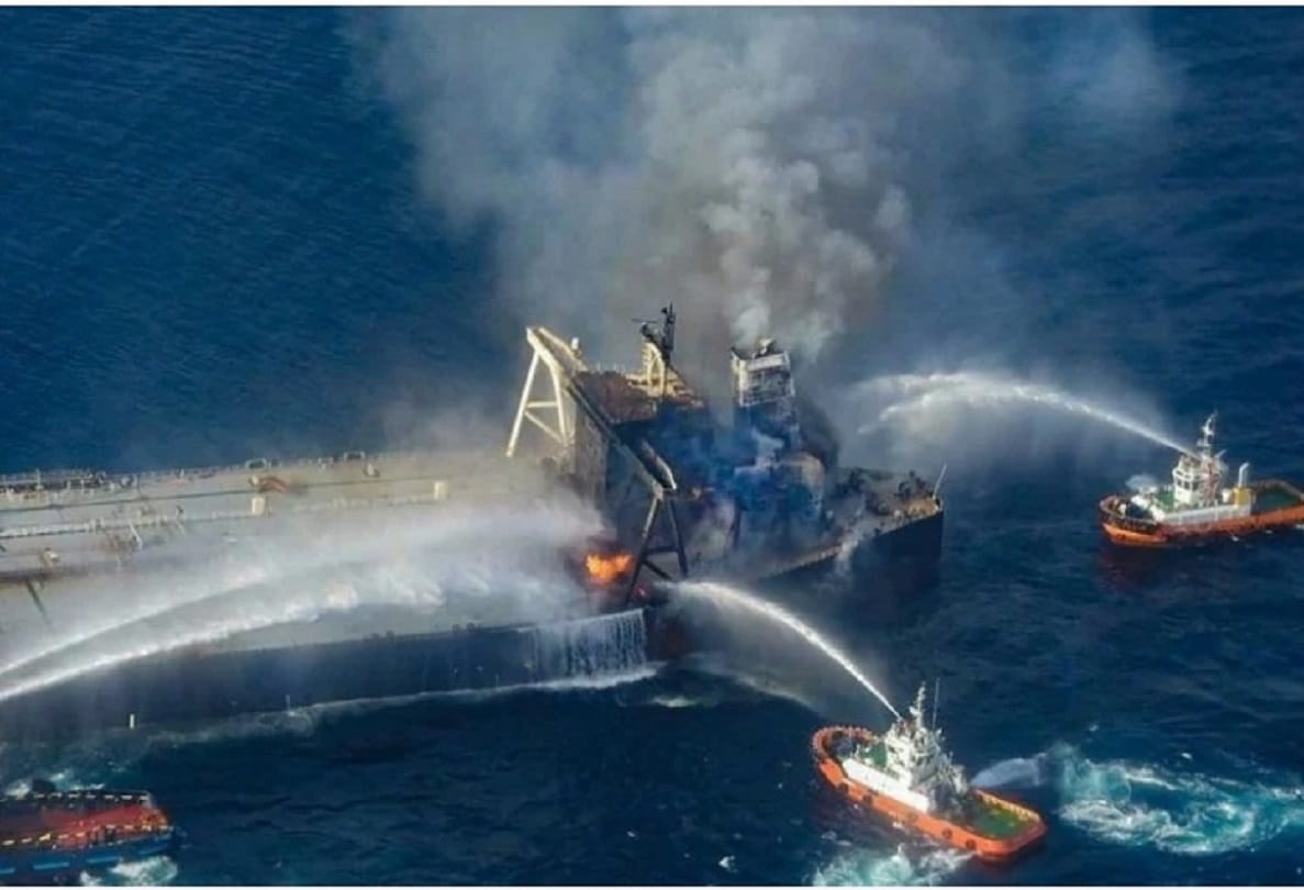 Sri Lanka Experts of Singapore company engaged in extinguishing oil tanker fire, fire has been burning for four days