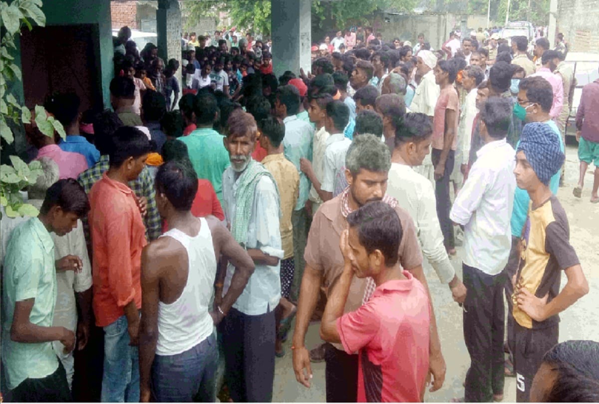 Ruckus after the death of former mla niravendra kumar mishra, lathicharge on angry mob, see pictures