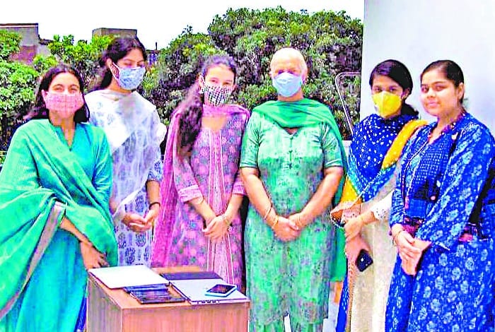 Laptop and mobile donations to needy girl students to study online