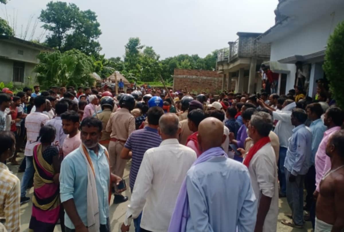 Mob killed murder accused after Snatched from police in kushinagar latest update news