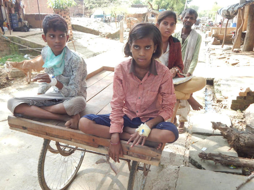 हाथ ठेले में बच्चों को बैठाकर कैंप ले जाता ग्रामीण।