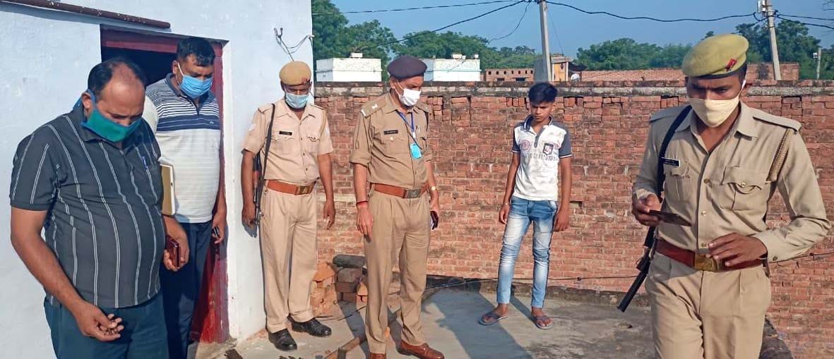 Head of the house raid, firing-stone pelting in old enmity in Jalaun