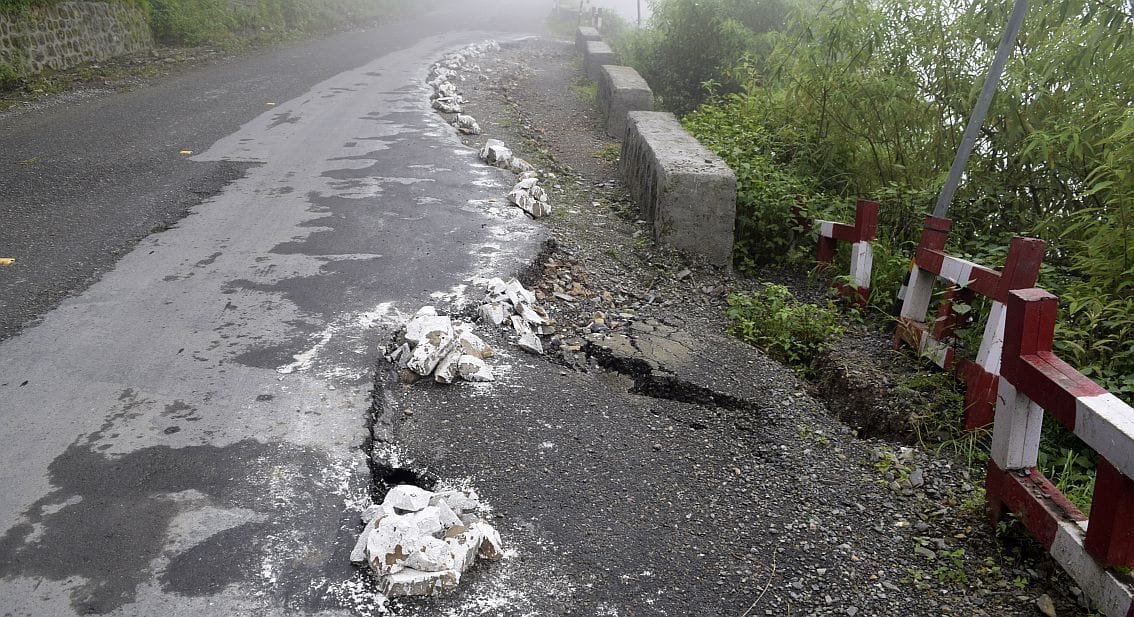 Major portion of road was sunk near Kailakhan in Nainital-Bhawali road