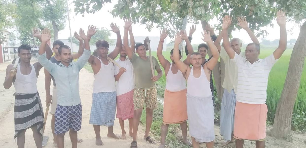 Farmers demonstrated to get the drain constructed