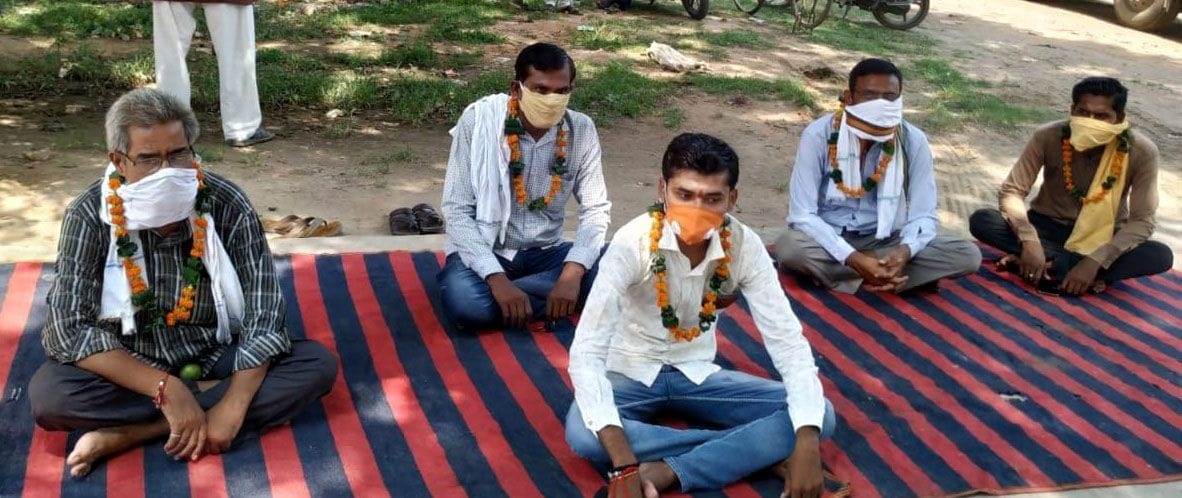 hataye gaye mandi sachiv,  aadhtiyon ne toda anshan